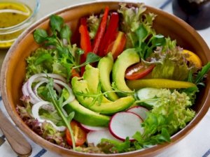 Menù vegetariano biologico senza glutine e caseina: freschi sapori a base di avocado