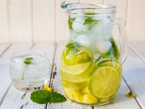 Acqua aromatizza con frutta e verdura: benefici e 3 ricette