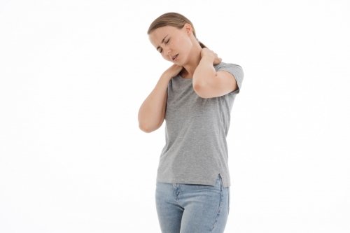 Artrosi cervicale: sintomi, rimedi ed esercizi per alleviarla