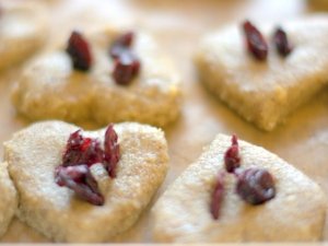 Merenda raw con biscotti di mela e uvetta