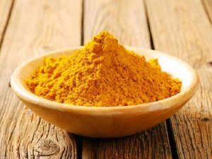 Curcuma: benefici per fegato, articolazioni, rughe, stomaco e umore