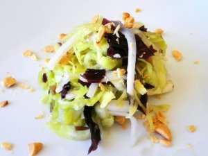 Insalata pressata con alga dulse e nocciole