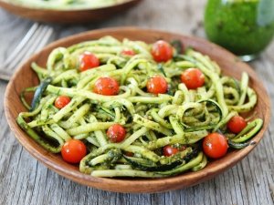 Spaghetti raw di zucchine: ricetta e benefici