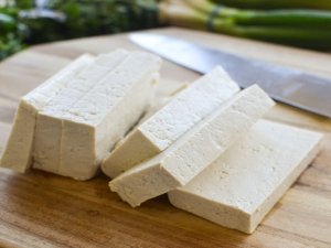Tofu, non chiamatelo formaggio. La ricetta di Stefano Momentè