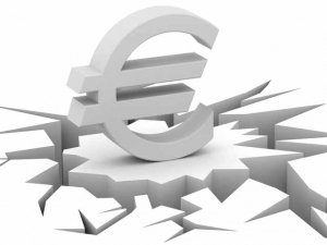 Uscire o no dall’euro? Alain de Benoist denuncia le mosse per impedire questa scelta