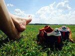 Earthing: i feedback di di chi ha provato i benefici di camminare a piedi nudi