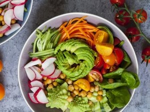 10 consigli per una sana dieta crudista e vegana