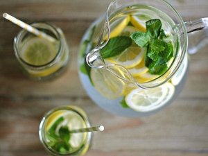 Acqua detox o acqua aromatizzata: benefici e ricette