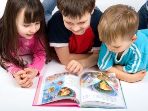 Babbo Natale veste Giallo e Blu. Macro dona 300 libri alle scuole dell'infanzia di Cesena