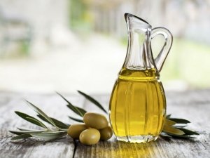 La differenza tra olio di oliva e olio extravergine di oliva. Come può essere contraffatto?