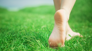 E se ci togliessimo le scarpe? A piedi nudi (earthing) per riconnetterci con la Terra