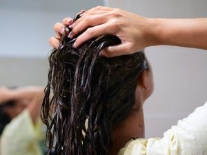 Impacco all'hennè per i capelli dopo le vacanze