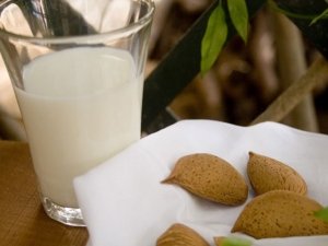 Il latte di mandorle, bevanda perfetta per l’estate