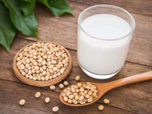 Il latte di soia fa bene o male? Quali sono le proprietà e le controindicazioni?