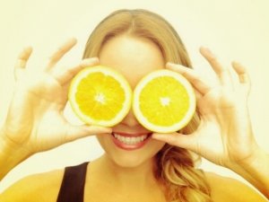 Acqua calda e limone al mattino: il frutto del benessere