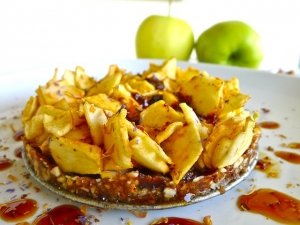 Torta di mele al caramello senza cottura