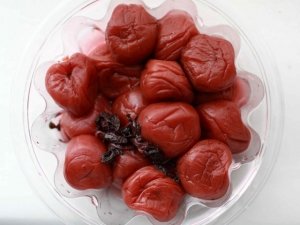 Umeboshi e foglie di shiso: nostre alleate contro l’acidità dello stomaco e molto altro ancora