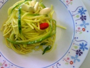 Nidi di zucchine e spaghetti di riso integrale con crema di mandorle